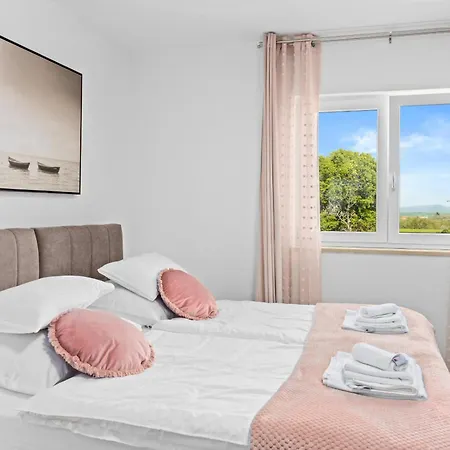 Villa Camelie Near Barban For 10 People With Playground For Children, Fitness & Pet Friendly Grandici