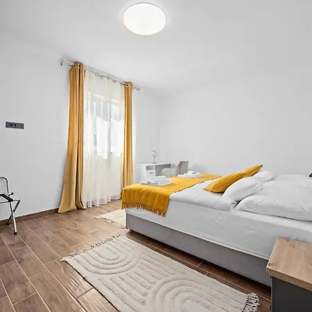 Camelie Near Barban For 10 People With Playground For Children, Fitness & Pet Friendly