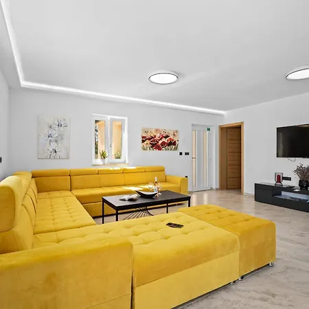 Camelie Near Barban For 10 People With Playground For Children, Fitness & Pet Friendly *