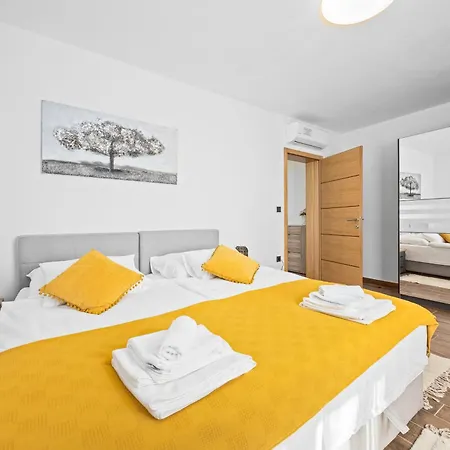 Camelie Near Barban For 10 People With Playground For Children, Fitness & Pet Friendly Villa