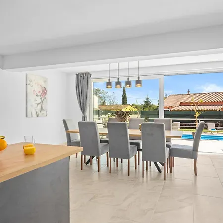 Villa Camelie Near Barban For 10 People With Playground For Children, Fitness & Pet Friendly