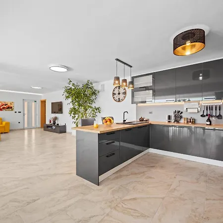 Camelie Near Barban For 10 People With Playground For Children, Fitness & Pet Friendly Grandici