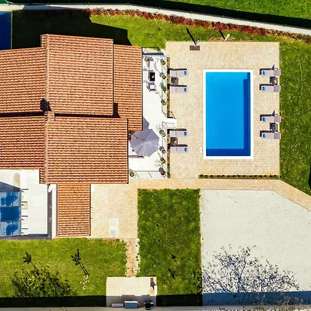 Camelie Near Barban For 10 People With Playground For Children, Fitness & Pet Friendly Grandici