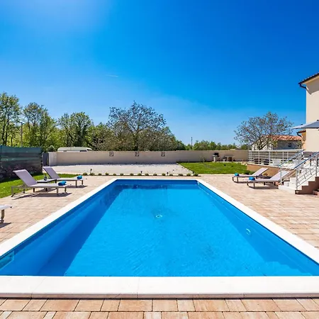Villa Camelie Near Barban For 10 People With Playground For Children, Fitness & Pet Friendly Grandici