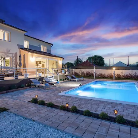 Camelie Near Barban For 10 People With Playground For Children, Fitness & Pet Friendly