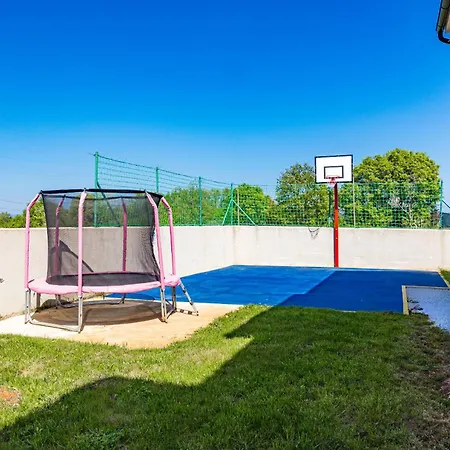 Camelie Near Barban For 10 People With Playground For Children, Fitness & Pet Friendly Villa Grandici