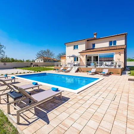 Villa Camelie Near Barban For 10 People With Playground For Children, Fitness & Pet Friendly *