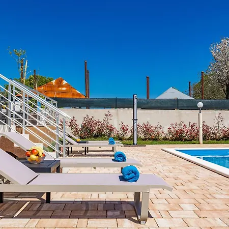 Camelie Near Barban For 10 People With Playground For Children, Fitness & Pet Friendly Villa Grandici