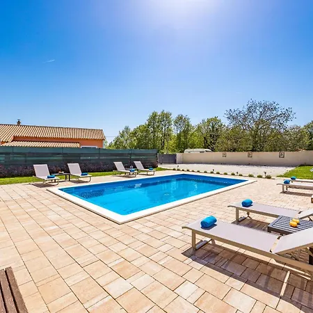 Camelie Near Barban For 10 People With Playground For Children, Fitness & Pet Friendly Villa *