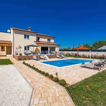 Camelie Near Barban For 10 People With Playground For Children, Fitness & Pet Friendly Grandici