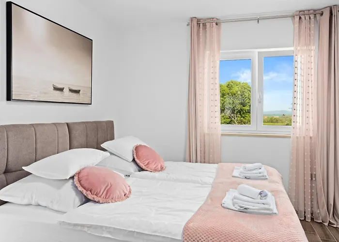 Villa Camelie Near Barban For 10 People With Playground For Children, Fitness & Pet Friendly Grandici