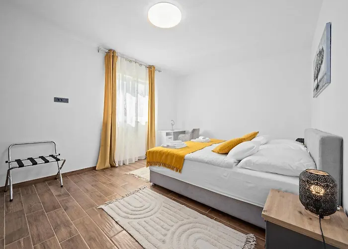 Camelie Near Barban For 10 People With Playground For Children, Fitness & Pet Friendly